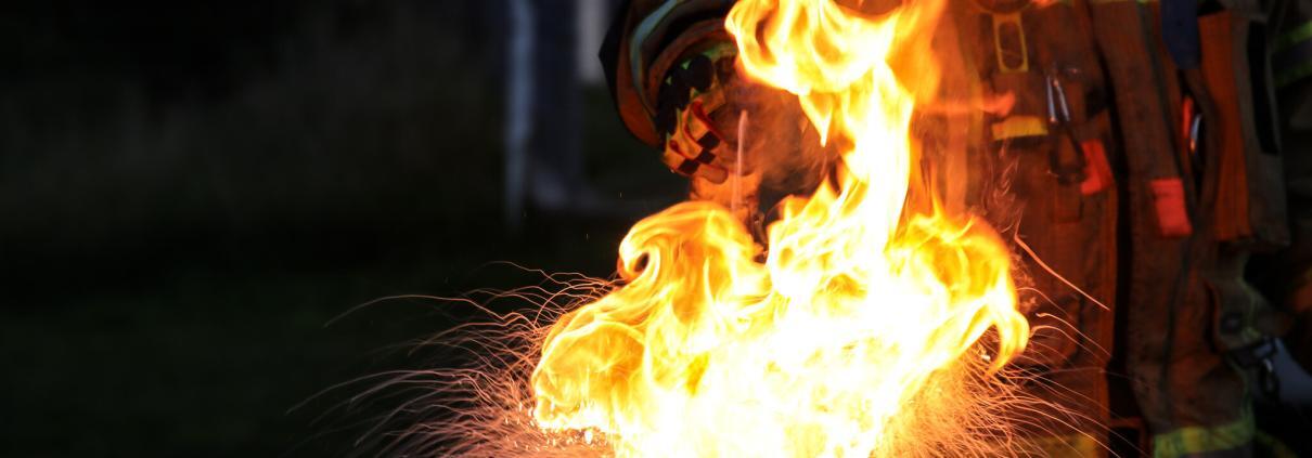 Demonstration eines Fettbrandes und der gefährlichen Reaktion beim Versuch, ihn mit Wasser zu löschen für einen Brandschutzhelferlehrgang.