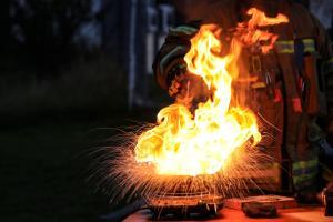 Demonstration eines Fettbrandes und der gefährlichen Reaktion beim Versuch, ihn mit Wasser zu löschen für einen Brandschutzhelferlehrgang.