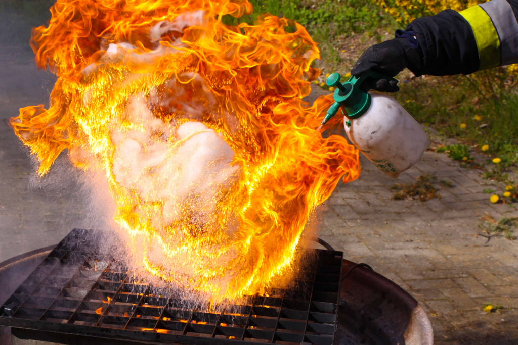 Fettbrand mit Wasser löschen Feuerball Fettbrand mit Wasser löschen Feuerball
