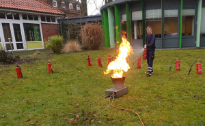 Feuerlöschtraining mit Gasbetriebenem Feuerlöschtrainer bei der Firma Brandschutz Ost