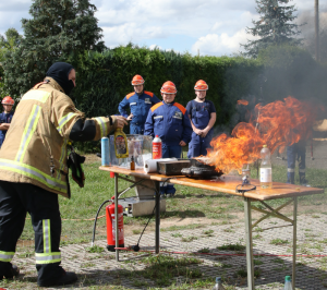 Brandschutzunterweisung mit Experimenten in einer Jugendfeuerwehr