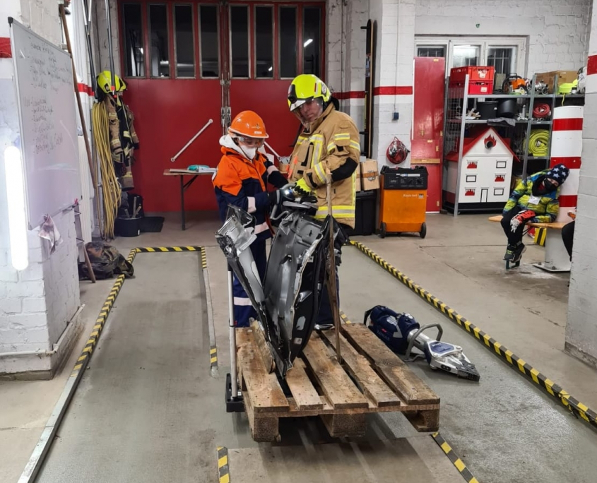 Ausbildung in der technischen Hilfeleistung mit einem Mitglied der Jugendfeuerwehr