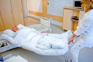 Evakuierung eines Patienten aus einem Krankenhausbett mit Hilfe einer Evakuierungsmatte